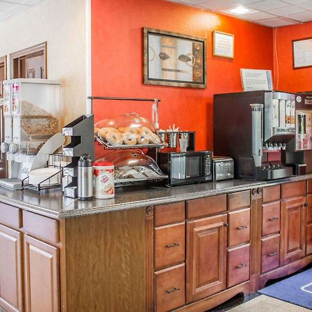 Rodeway Inn Huntington Station - Melville Екстер'єр фото