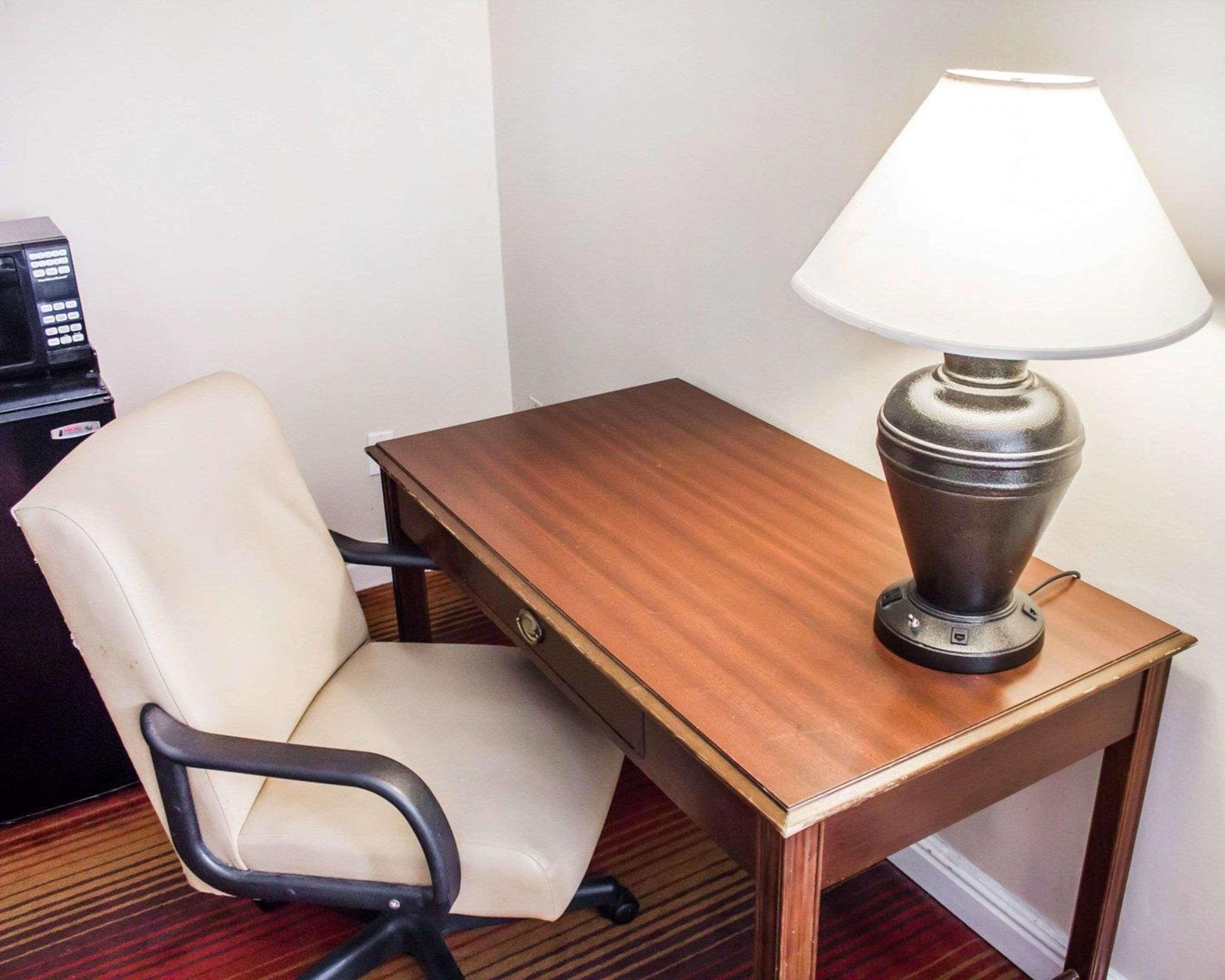 Rodeway Inn Huntington Station - Melville Екстер'єр фото