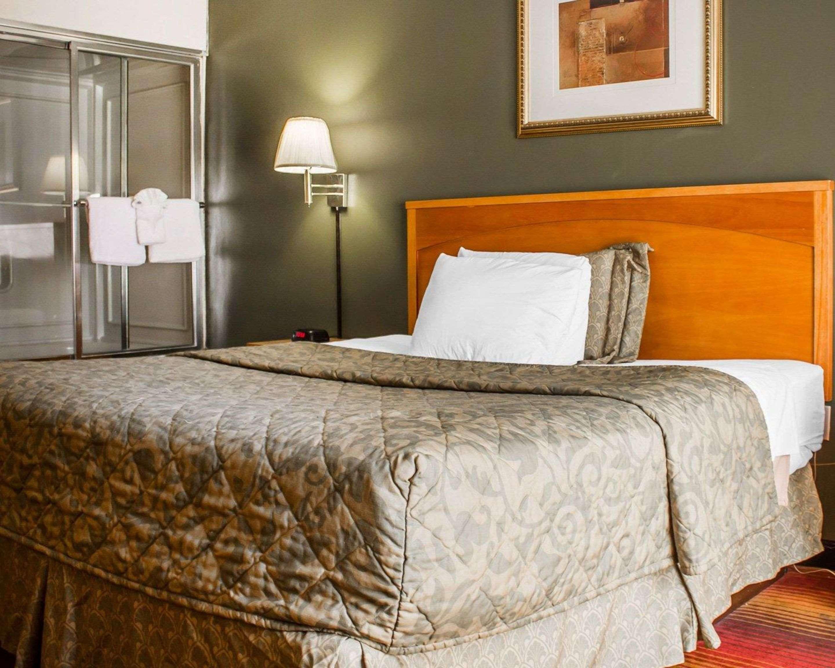 Rodeway Inn Huntington Station - Melville Екстер'єр фото