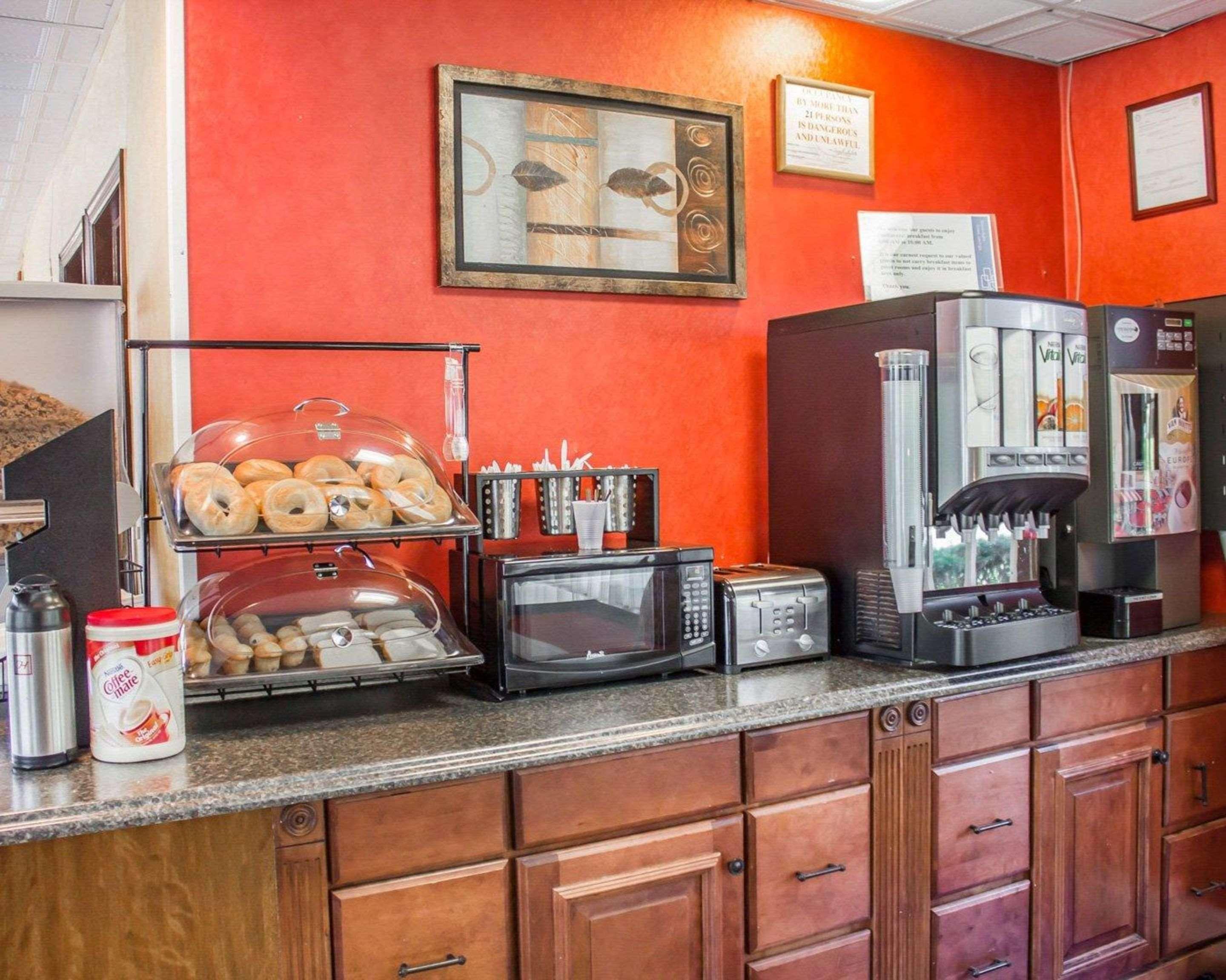 Rodeway Inn Huntington Station - Melville Екстер'єр фото