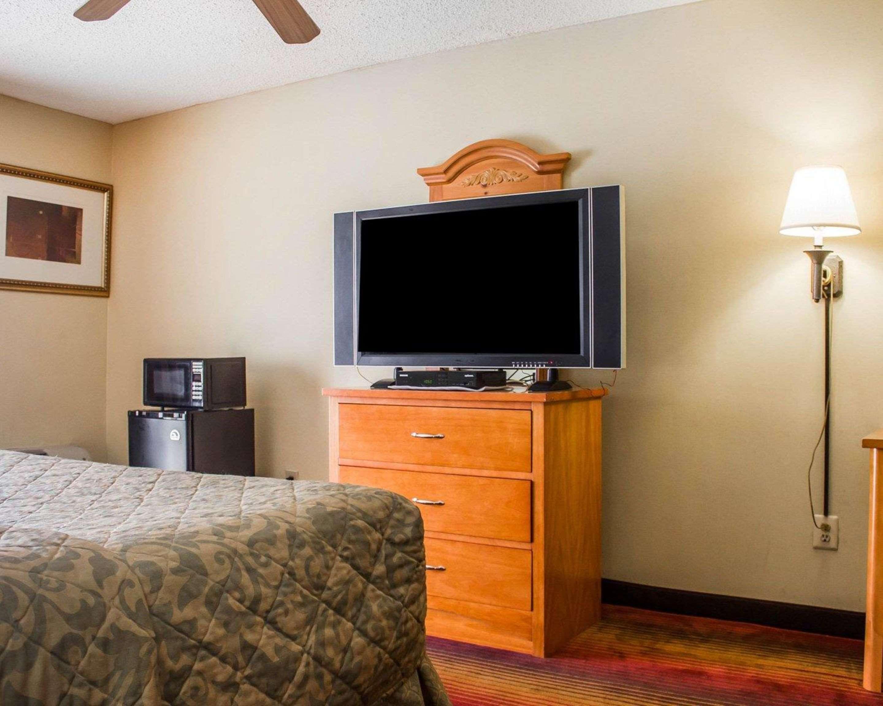 Rodeway Inn Huntington Station - Melville Екстер'єр фото