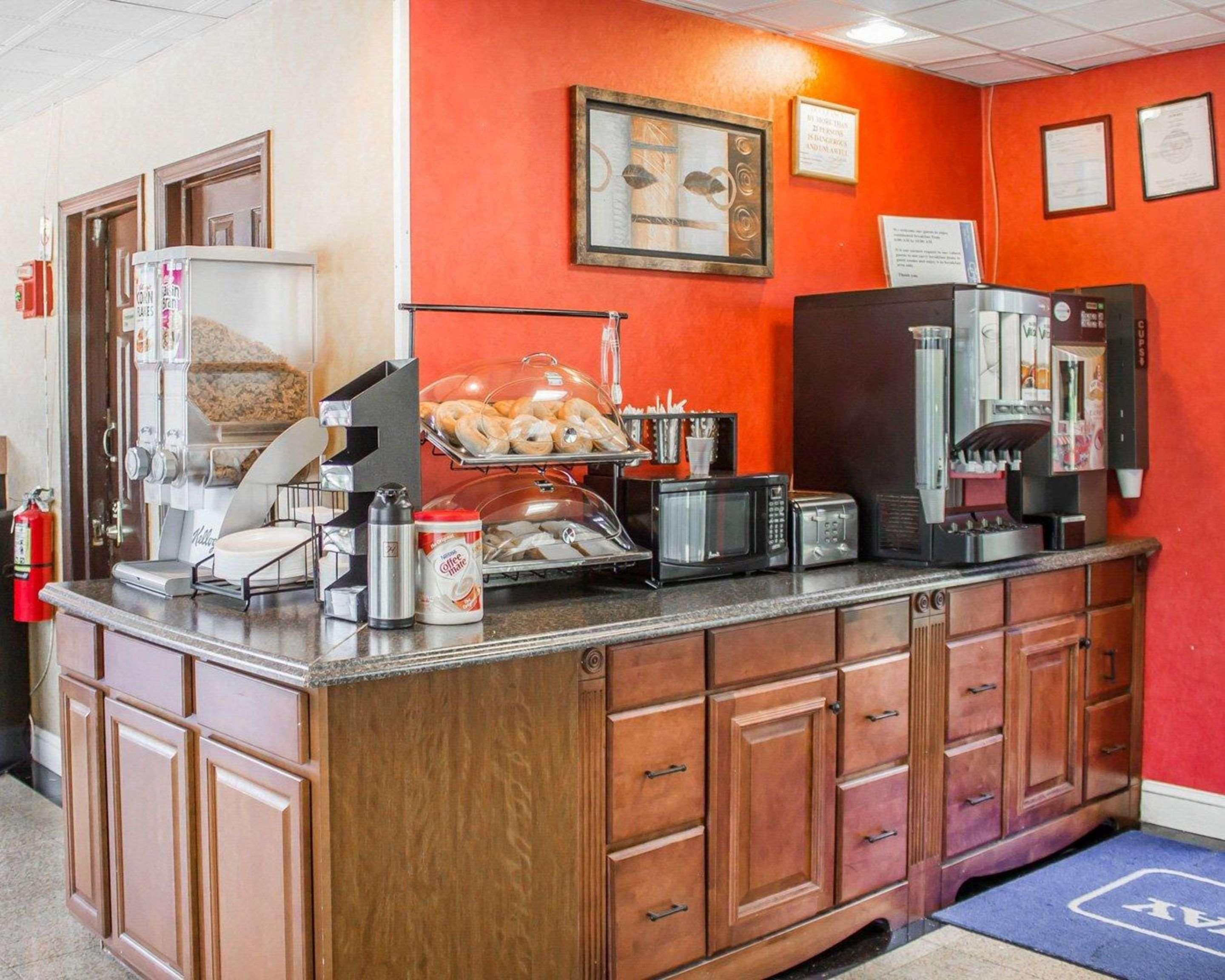 Rodeway Inn Huntington Station - Melville Екстер'єр фото