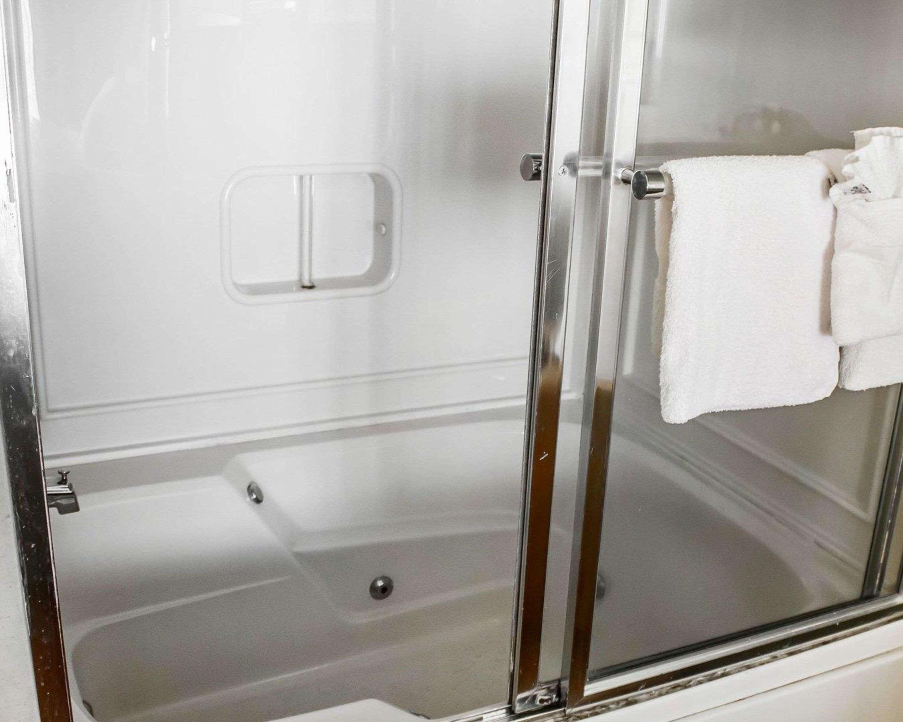 Rodeway Inn Huntington Station - Melville Екстер'єр фото