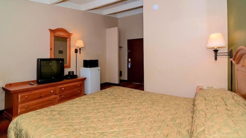 Rodeway Inn Huntington Station - Melville Екстер'єр фото