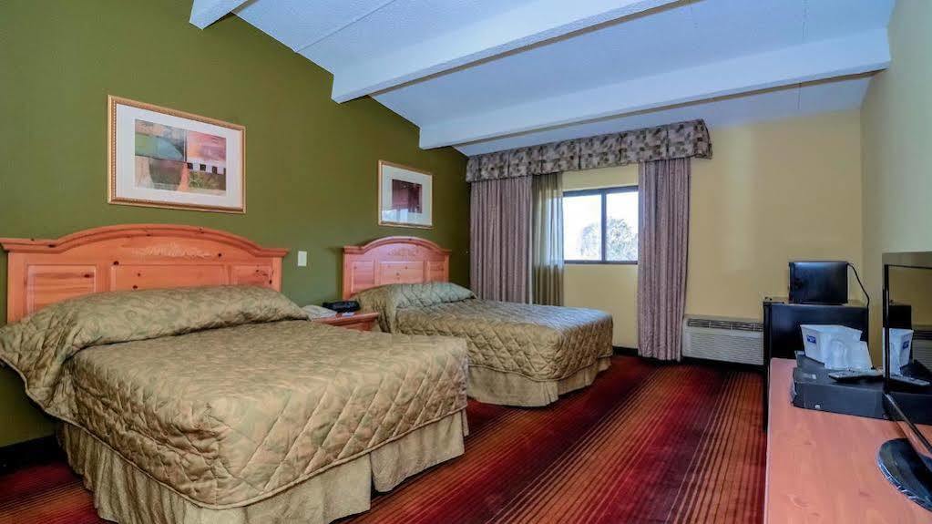 Rodeway Inn Huntington Station - Melville Екстер'єр фото